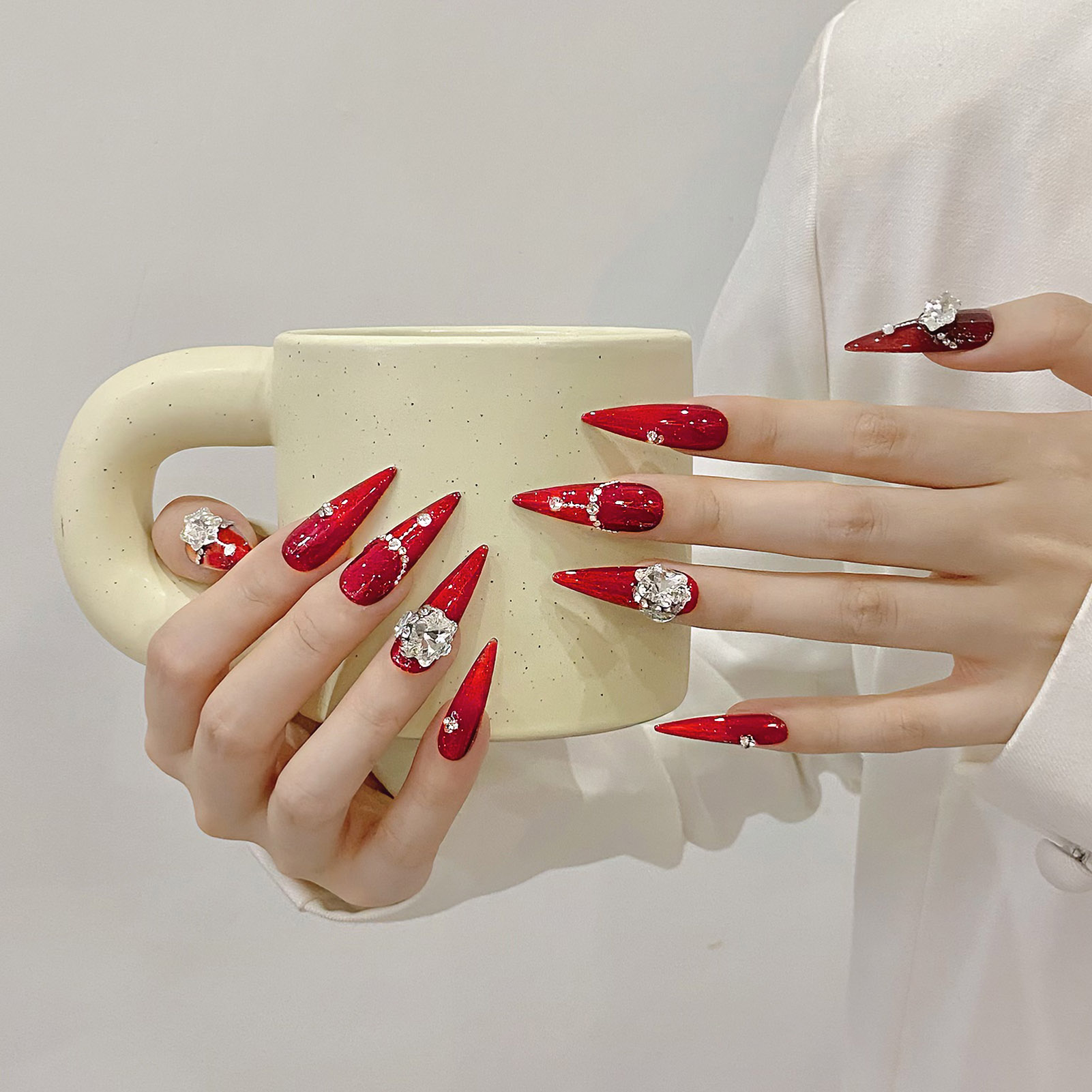 Faux ongles rouges faits à la  - Nail Art Press On avis et prix